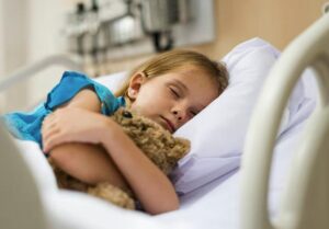 Mia figlia di dieci anni è crollata improvvisamente. In ospedale un’infermiera mi disse con urgenza di chiamare mio marito: sospettavano un avvelenamento. Quando lui arrivò, la bambina, pallida e senza forze, sussurrò: “L’amica di papà… quella donna… mi dava sempre i dolcetti.”