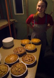 Il dolore mi spinse in cucina, dove trovai un conforto inatteso nel preparare torte per estranei. Non avrei mai immaginato che un giorno una torta sarebbe arrivata per me, cambiando ogni cosa.
