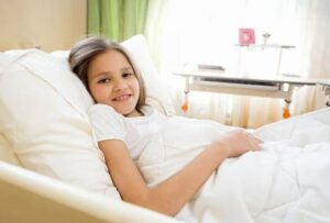 Mia figlia di dieci anni è crollata improvvisamente. In ospedale un’infermiera mi disse con urgenza di chiamare mio marito: sospettavano un avvelenamento. Quando lui arrivò, la bambina, pallida e senza forze, sussurrò: “L’amica di papà… quella donna… mi dava sempre i dolcetti.”