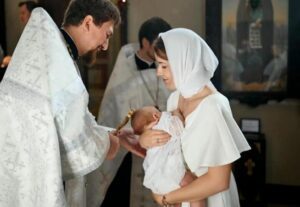 Mio padre cenava con noi ogni sera per tre anni e non si accorgeva mai che il mio piatto era sempre vuoto. Mia madre voleva controllare solo uno dei suoi figli.