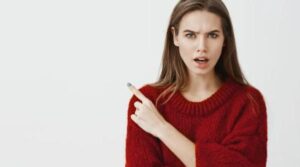 Una madre settantenne andò a trovare il figlio, sperando di ottenere un prestito per un intervento al cuore. Ma invece di aiutarlo, lui le porse una semplice confezione di noodles istantanei e la accompagnò gentilmente alla porta.