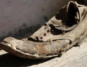 I banditi volevano aggredire un vecchio solitario, ma quando lui si inginocchiò davanti a un paio di scarpe e iniziò a pregare, accadde qualcosa di inaspettato