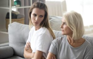 La mia famiglia pensava che fossi solo una vecchietta quando li avvertivo che la fidanzata di mio nipote era una truffatrice. Mi ignorarono. Al matrimonio mi abbracciò e sussurrò: “Questa fortuna ora è mia, vecchietta.”