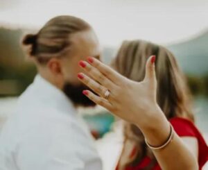 La notte di nozze dovetti cedere il letto a mia suocera perché era “ubriaca”: il mattino seguente trovai qualcosa attaccato alle lenzuola che mi lasciò senza parole.