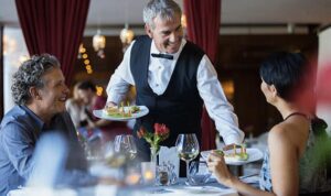 Il proprietario del ristorante urlò alla lavapiatti e la costrinse a cucinare per ospiti importanti nel tentativo di umiliarla, ma non poteva nemmeno immaginare cosa sarebbe successo di lì a poco...