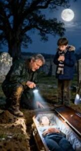 Solo un'ora dopo il funerale, un bambino di sette anni insistette affinché suo padre scavasse la tomba della madre e, nel momento in cui la bara venne aperta, tutti trattennero il fiato...