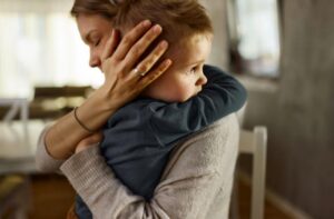 Sono stata la sua matrigna per 20 anni, ma al suo matrimonio la sposa ha sorriso e ha detto: "La prima fila è solo per le vere mamme". Poi è arrivato mio figlio e ha cambiato tutto.