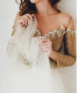 La notte prima del matrimonio di mia sorella, mia madre mi rasò i capelli mentre dormivo. Lo fece per una sola ragione: perché mia sorella non dovesse mai più sentirsi all’ombra della mia presenza.