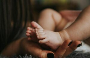 Sono diventata madre surrogata per mia sorella e suo marito – e quando hanno visto il bambino, hanno urlato: «Non è il bambino che stavamo aspettando!»
