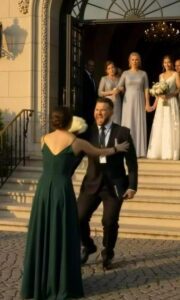 Al matrimonio di mia sorella, la guardia del corpo mi sbarrò la strada e disse freddamente: «Non sei sulla lista degli invitati». Guardai oltre di lui e vidi mia madre e mia sorella, che ci osservavano da lontano ridendo. Non protestai.