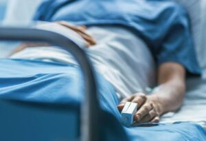 Mi sono svegliato dal coma in una stanza vuota. Sotto di me, risuonavano le risate dei miei genitori che celebravano mia sorella, dichiarando che non valevo le loro lacrime. Ma quando ho sceso le scale, il mondo è cambiato...
