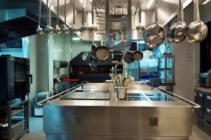 Lavoravo in un ristorante come lavapiatti, ma ogni giorno mi obbligavano a lavare stoviglie già pulite: un giorno scoprii cosa accadeva davvero in quel locale e rimasi sconvolta…