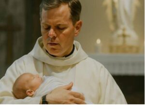 Durante il battesimo di un neonato, il sacerdote guardò il bambino e improvvisamente disse: «Non può essere…»