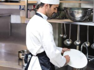 Il proprietario del ristorante urlò alla lavapiatti e la costrinse a cucinare per ospiti importanti nel tentativo di umiliarla, ma non poteva nemmeno immaginare cosa sarebbe successo di lì a poco...