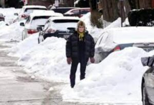 Un ricco uomo d'affari fermò la sua auto nella neve! Ciò che indossava il ragazzo vestito di stracci gli fece venire i brividi.