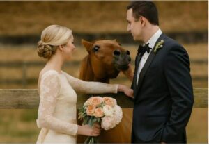 Durante il servizio fotografico del mio matrimonio, la mia cavalla cominciò improvvisamente a nitrire furiosamente contro il mio fidanzato e poi lo morse. All’inizio pensai che fosse impazzita… finché non vidi qualcosa che mi fece capire la verità.
