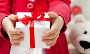 Dopo il compleanno della mia bambina di 8 anni, mia suocera ha raccolto tutti i regali e ha detto che li avrebbe portati a un'altra nipote. Quando ho provato a intervenire, le ho dato uno schiaffo in faccia: è stato allora che la mia pazienza è venuta a mancare...