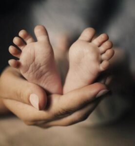 Sono diventata madre surrogata per mia sorella e suo marito – e quando hanno visto il bambino, hanno urlato: «Non è il bambino che stavamo aspettando!»