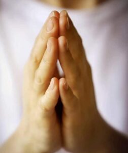 Durante la cremazione della moglie incinta, il marito vede muoversi il suo ventre…