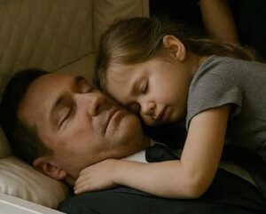 La bambina che abbracciò suo padre nella bara — e ciò che accadde dopo lasciò tutti senza parole