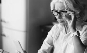 “Chi vuole una vecchia invalida a una festa di lusso?” — La vendetta silenziosa di una madre tradita