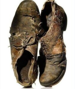 I banditi volevano aggredire un vecchio solitario, ma quando lui si inginocchiò davanti a un paio di scarpe e iniziò a pregare, accadde qualcosa di inaspettato