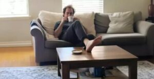 A mezzanotte, il mio telefono squillò: l'infermiera di mio figlio sussurrò: "Per favore... venga da solo". Mi infilai nella porta sul retro dell'ospedale, dove gli agenti erano schierati lungo il corridoio. Uno di loro mi fece segno di fare silenzio. Quando finalmente guardai il suo letto, quella vista mi fermò quasi il cuore...