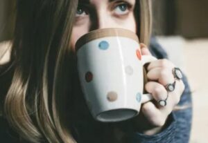 Mia cognata si prendeva gioco di me davanti a tutti, e quando mi sono alzata per rispondere, mia moglie mi ha fermata: «Non è tua figlia. Non correggerla». Mi sono limitata a sorridere.