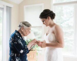 Prima del matrimonio, la nonna del mio futuro marito mi diede una bottiglia di liquido verde e mi disse di berlo prima della nostra prima notte di nozze, ma dopo il matrimonio mi accadde qualcosa di strano...