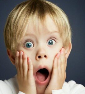 Un bambino di 6 anni è scomparso per 30 minuti. Quando è tornato con 100.000 dollari e ha sussurrato la verità, i suoi genitori sono rimasti di stucco.