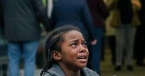 “Ti prometto che ti restituirò i soldi quando sarò grande” — Una bambina chiede a un milionario una scatola di latte per il fratellino: la sua risposta commuove il mondo