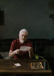 Mio padre, ormai lontano e quasi estraneo, si rifiutò di ballare con me al mio matrimonio, umiliandomi davanti a tutti per compiacere la sua nuova moglie. Si sedette, soddisfatto di sé, certo di detenere tutto il potere…