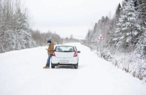 Un ricco uomo d'affari fermò la sua auto nella neve! Ciò che indossava il ragazzo vestito di stracci gli fece venire i brividi.