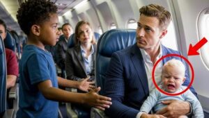 Il bambino del miliardario non smetteva di piangere sull'aereo: nessuno riusciva a calmarlo finché un povero ragazzo di colore non ha fatto qualcosa di incredibile...