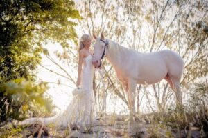 Durante il servizio fotografico del mio matrimonio, la mia cavalla cominciò improvvisamente a nitrire furiosamente contro il mio fidanzato e poi lo morse. All’inizio pensai che fosse impazzita… finché non vidi qualcosa che mi fece capire la verità.