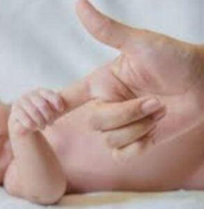 Sono diventata madre surrogata per mia sorella e suo marito – e quando hanno visto il bambino, hanno urlato: «Non è il bambino che stavamo aspettando!»