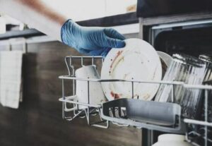 Lavoravo in un ristorante come lavapiatti, ma ogni giorno mi obbligavano a lavare stoviglie già pulite: un giorno scoprii cosa accadeva davvero in quel locale e rimasi sconvolta…