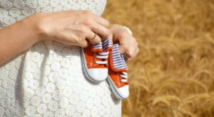 Un marito alzò un bastone contro sua moglie incinta, ma non sapeva che i suoi tre fratelli stavano per entrare...