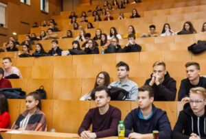 Un gruppo di studenti razzisti afferra per il collo un’insegnante nera in classe e la insulta, senza sapere che era un’ex Navy Seal…