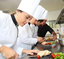 "Mio marito mi ha umiliata a cena: sua madre ha riso. Ma quando mi sono alzata, l'intero ristorante è sceso in silenzio."