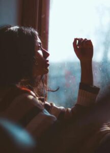 Mio marito disoccupato ha preso in segreto i soldi dell’affitto da mia sorella disabile che vive con noi – un errore fatale