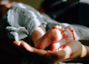 Sono diventata madre surrogata per mia sorella e suo marito – e quando hanno visto il bambino, hanno urlato: «Non è il bambino che stavamo aspettando!»