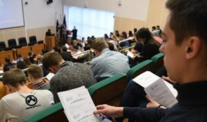 Un gruppo di studenti razzisti afferra per il collo un’insegnante nera in classe e la insulta, senza sapere che era un’ex Navy Seal…