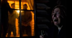 Mia figlia ha portato a casa il suo fidanzato per cena. L’ho accolto con un sorriso… finché non ha iniziato a far cadere ripetutamente la forchetta. Poi ho visto qualcosa sotto il tavolo — e ho chiamato il 911.