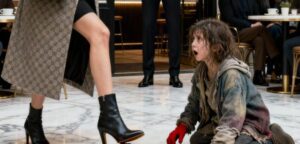 Tutti intorno a loro ignorarono il ragazzo che tremava per il freddo, finché non passò una povera ragazza. Poi accadde qualcosa che sciolse i loro cuori...