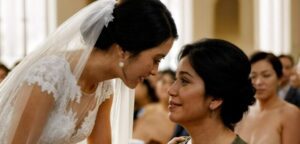 Al nostro matrimonio, mio marito alzò il bicchiere e dichiarò: «Questo ballo è per la donna che amo segretamente da dieci anni». Poi passò accanto a me… e si fermò davanti a mia sorella. Tutti applaudirono – fino a quando non feci una sola domanda a mio padre. In quell’istante, mio marito rimase paralizzato e mia sorella cadde.