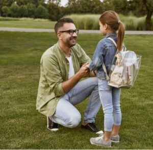 """La bambina si aggrappava alla mano della madre e gridava: "Per favore, non tagliarmi i capelli!" - ma in quel momento entrò il milionario, suo padre...