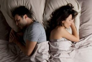 Mio marito insisteva perché dormissimo in stanze separate — una notte, però, decisi di scoprire la verità dopo aver udito strani rumori provenire dalla sua camera.