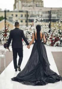 Mia figlia ha indossato un abito nero al suo matrimonio – quando ho scoperto il motivo, sono rimasta senza parole.