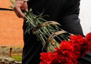  Senza dirlo a mio marito, un giorno decisi di recarmi sulla tomba della sua prima moglie, per chiedere perdono… ma quello che vidi sulla lapide mi lasciò senza fiato.Non avrei mai immaginato che un gesto così semplice potesse cambiare per sempre la mia vita.
